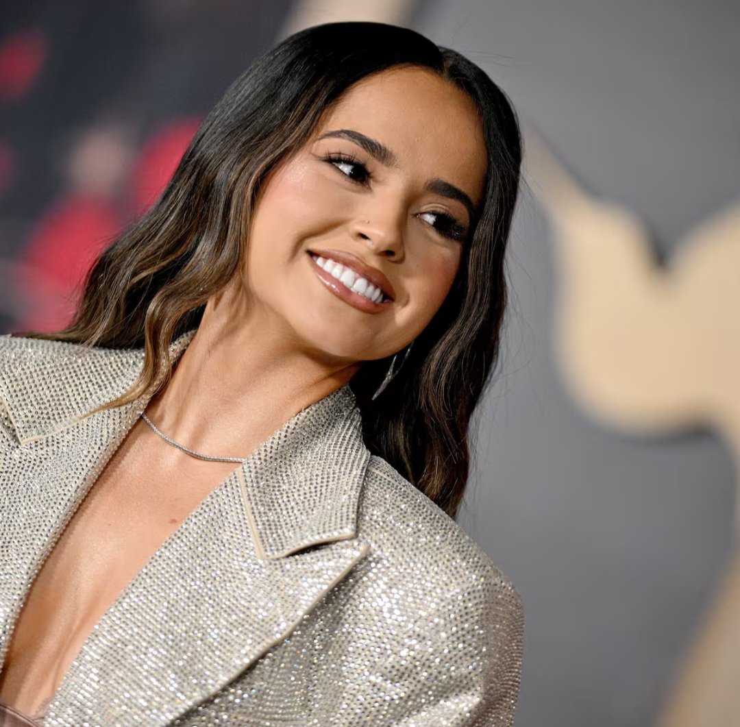 Becky G rinde homenaje a sus raíces mexicanas en ‘Encuentros’, un álbum lleno de identidad